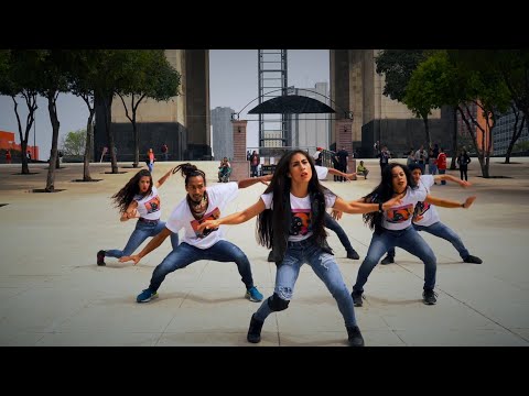 Desert Sessions - "Noses in Roses" (A Poc A Poc flash mob in Mexico City)