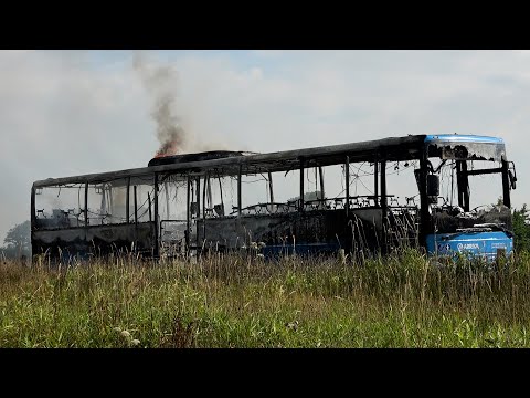 [Brandweer wacht voor brug] Lijnbus in de as op Sintrale As - N356 Damwâld