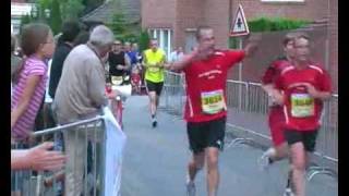 preview picture of video 'Hasetal Marathon 2009   Kurve vorm Zieleinlauf'