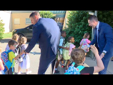 'Most Popular Principal' Greets Kids for 1st Day of School