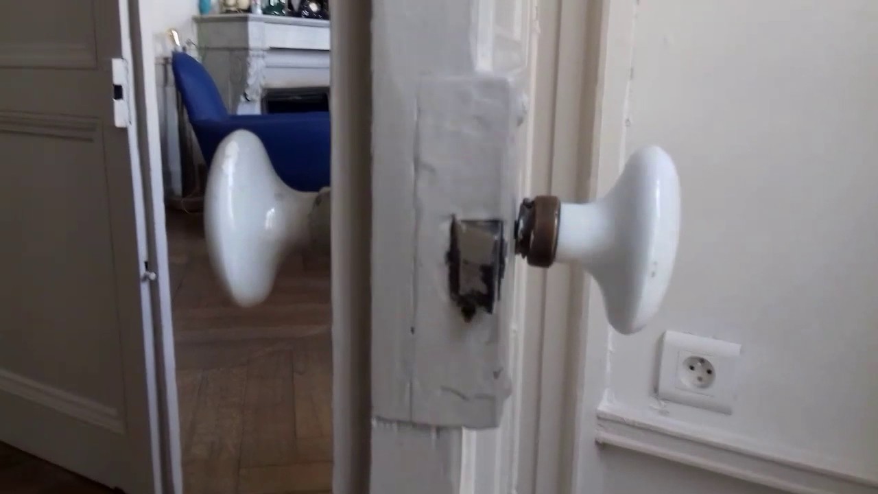 Changer une poignée de porte antique