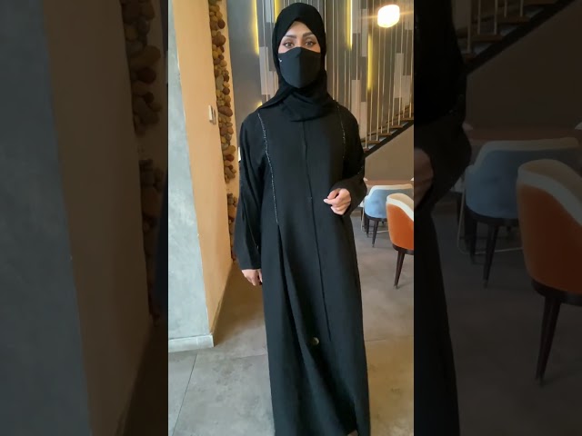 عباية نص كلوش بكسرتين امامية وكسرتين خلفية