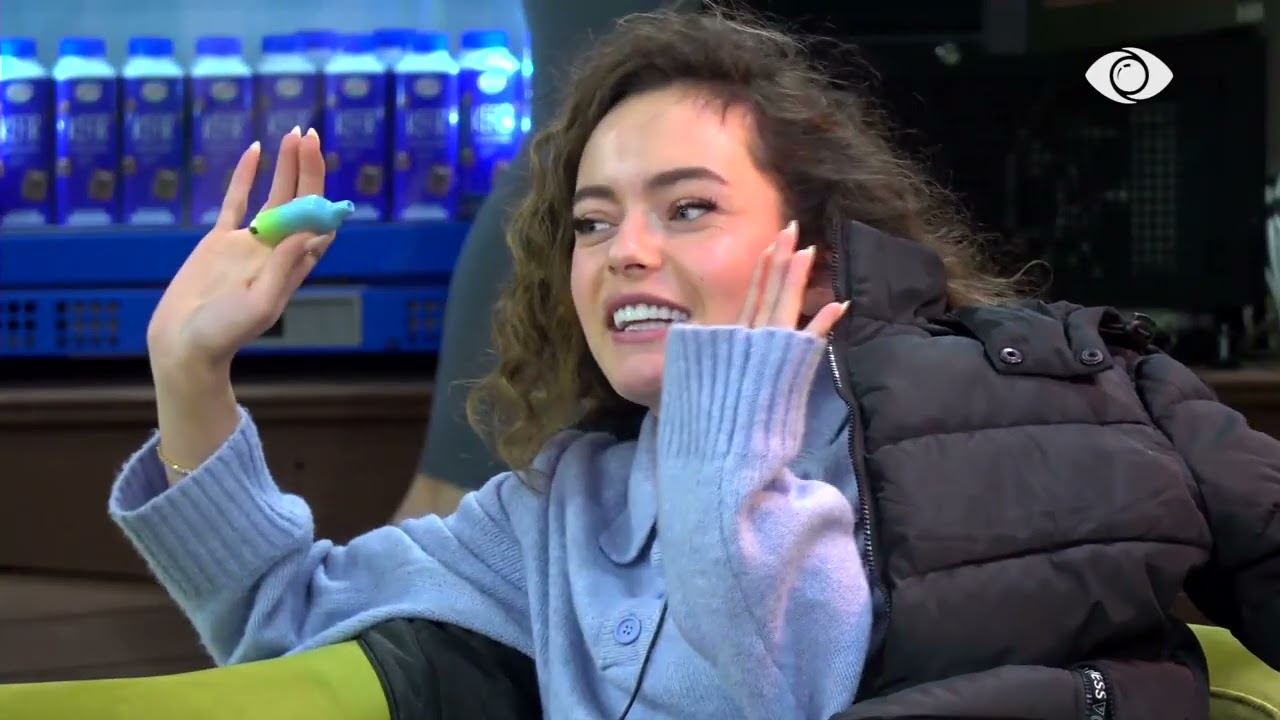 Të ka ardhur zëri/ Livia i drejtohet Brikenës