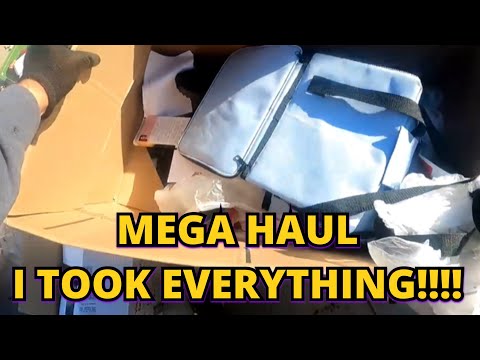 DUMPSTER DIVING - THIS IS AMAZING THE STORE WENT OUT OF BUSINESS AND I TOOK EVERYTHING. MEGA HAUL 