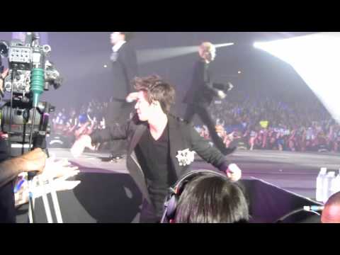 120406 Super Show 4 in Paris - Donghae high five with fans
