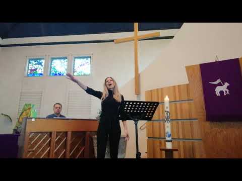 Bemoediging van Bastiaan en Carmen met het lied 'No longer slaves'