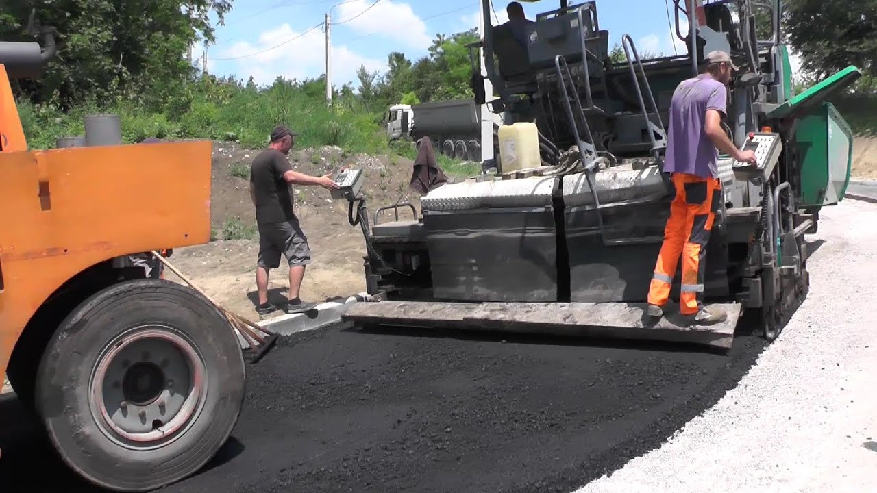 Aplicarea primului strat de beton asfaltic pe str. Salcâmilor și C. Stamati