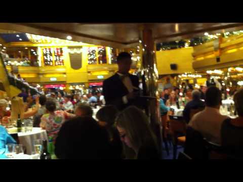 COSTA SERENA---- LA SFILATA DEI CAMERIERI CON LE TORTE