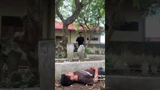 Download lagu Ketika mengucapkan salam ke kuburan #lucu #funny #funnyvideo #comedy mp3