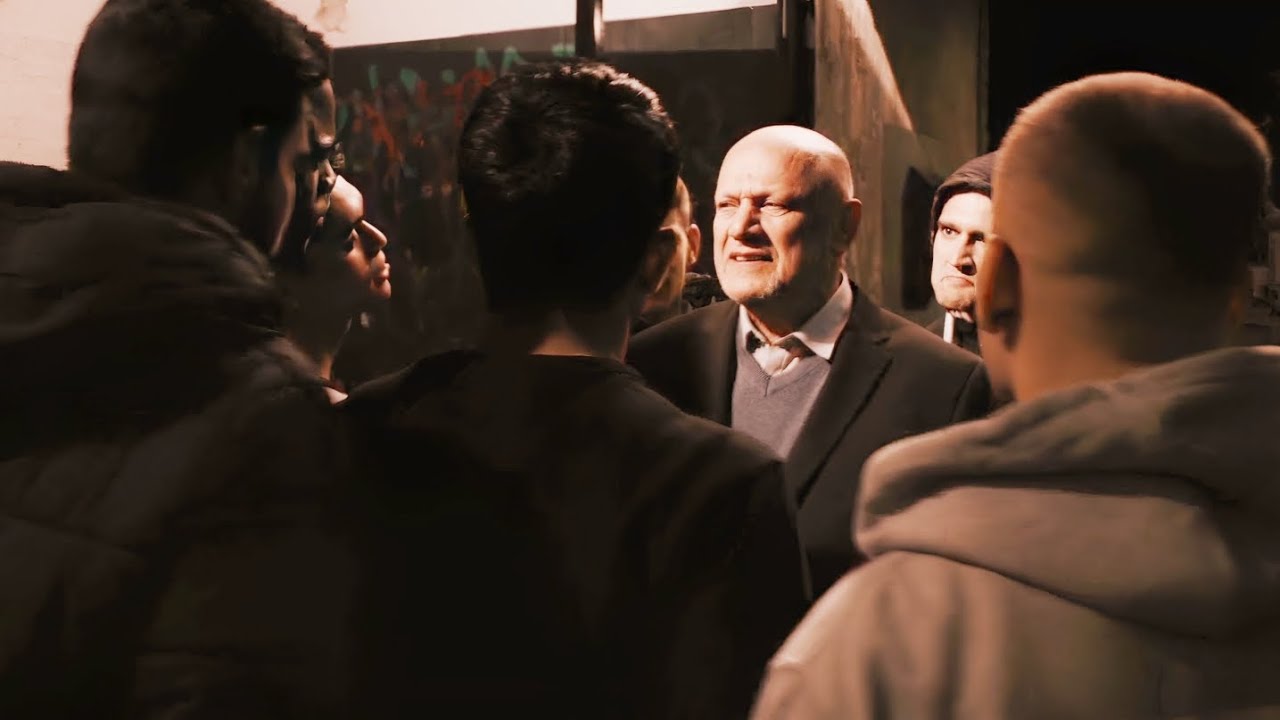 Gangue ataca VELINHO por defender uma garota, sem perceber que seu irmão era um CHEFE da MÁFIA