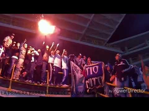 "Mi manera de ser feliz y aunque traten de cambiarnos no lo conseguiran." Barra: Comandos Azules &bull; Club: Millonarios