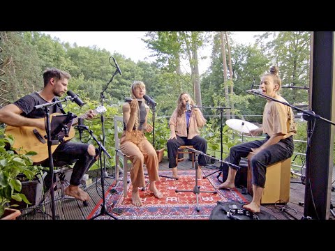 Lenka v Davu - LENKA V DAVU - Bananas (feat. Ester LC & Elen-T) - Live