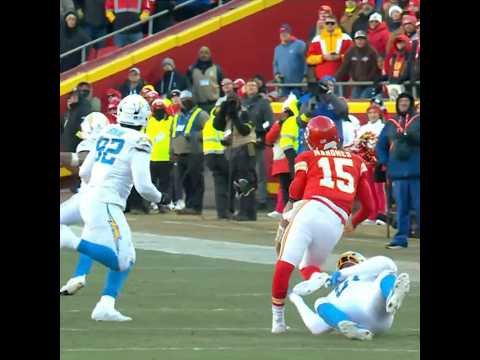 Mahomes verletzte sich nach diesem Spielzug beim Stand von 3 Punkten Rückstand am linken Knie. Ch...