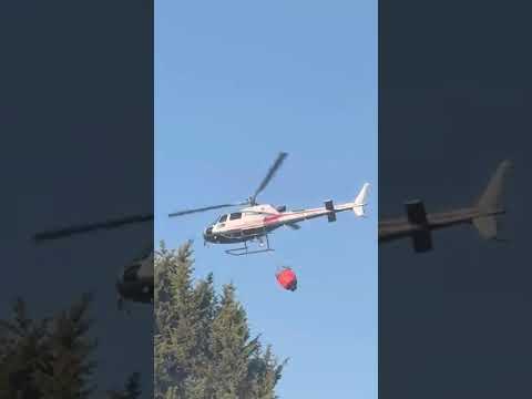 Uno degli elicotteri in azione sul Monte Serra (Video: Bernard Dika / Facebook)