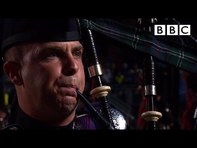 Vídeo relacionado con BRITISH BERLIN TATTOO 1977 # BBT 102 Jubilee Year Tribute Bands and Corps of Drums Massed Bands Morriston Orpheus Choir Massed Pipes and Drums Finale