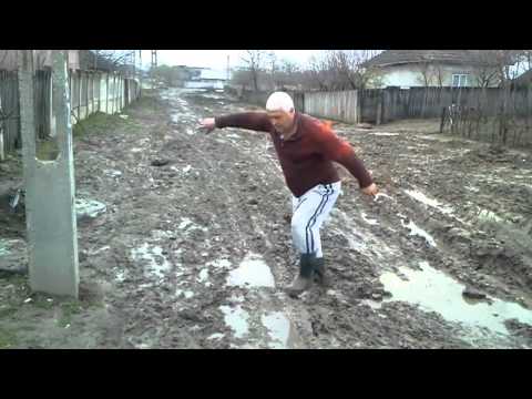 CraiovaForum - Pe o strda din Bistret oamenii inoata in namol