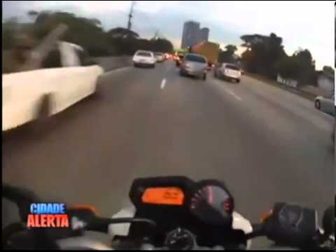 Motocyklista zapernicza w korku