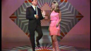 Frank Sinatra &amp; Nancy Sinatra - Downtown / These Boots are Made for Walking (1966)