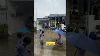 Download lagu mandi hujan pakai payung besar #viral #happy #anak #funny #youtubeshorts #shorts #rain #love #play mp3 Download lagu mandi hujan pakai payung besar #viral #happy #anak #funny #youtubeshorts #shorts #rain #love #play mp3