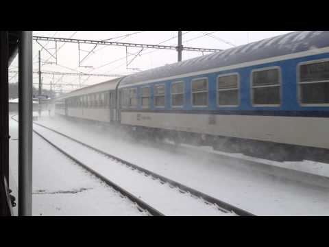 Bleskovka: Eso 362.085-3 projíždí s rychlíkem stanicí Čerčany