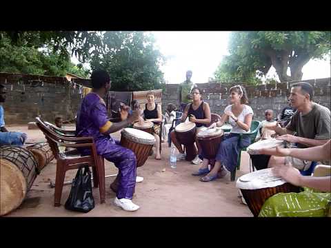 Tibou Cissoko. cours de djembe et doun doun. niveau débutants. rythme anta. Ziguinchor. Senegal