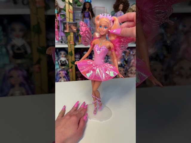 Vídeo relacionado con Mattel Barbie Hada Muñeca con varita de juguete y accesorios de moda, temática de fantasía con cambio de color en las alas y el conjunto, JCP76