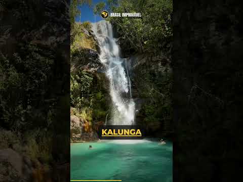 A cachoeira de água azul em Goiás