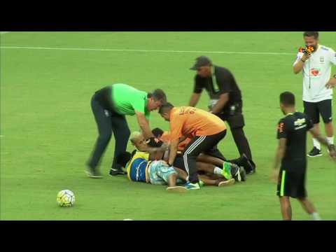 Här tacklas Neymar ner - av egna supportrar