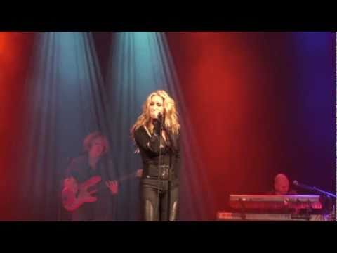 HEIDI NEWFIELD - The Race Is On