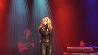 HEIDI NEWFIELD - The Race Is On