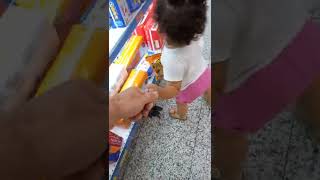 Fazer compras com criança é assim, Maitê virando o guanabara de cabeça para baixo. parte 9