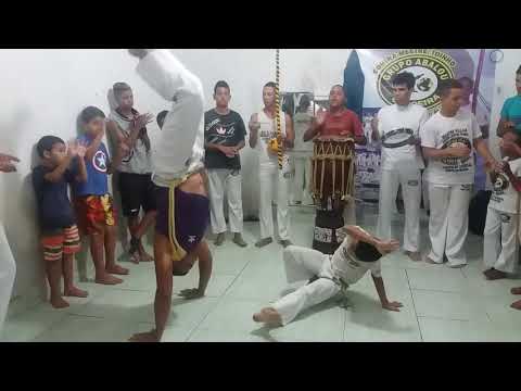Monitor Daniel Rodrigues no jogo de capoeira Angola