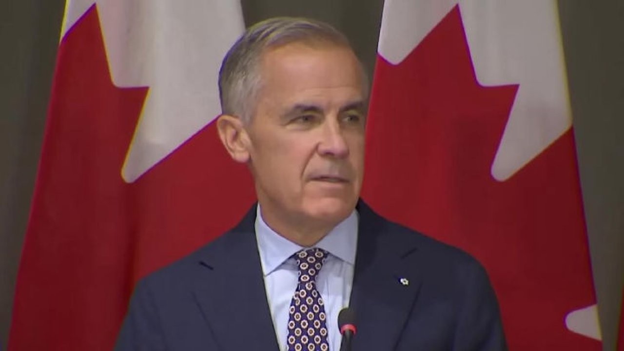 Carney (Canada) imita gesto delle 'mani a fisarmonica' di Trump, la sala scoppia a ridere