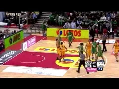 Quinton Hosley hits Marcin Stefański