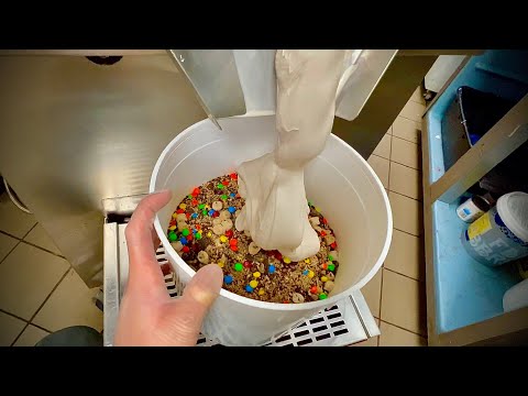 YouTube video about: Hur ska matarbetare hålla sopor burkar?