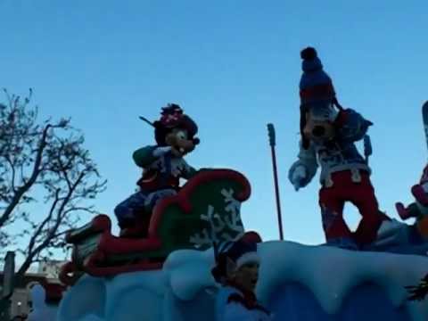 2012.11.27. Santa Village Parade Goofy and Max