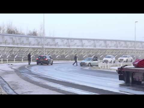 Auto van de weg A2 Vinkeveen, slepen gaat bijna fout