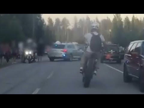 Hussepoika ajaa MP-poliisia karkuun Joensuun mopomiitissä