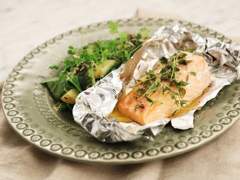 Grillat foliepaket med lax, gurksallad och färskpotatis - Köket