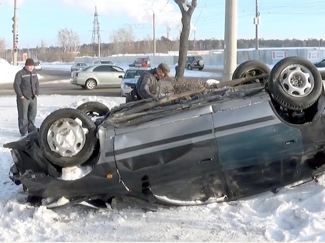Из-за гололёда перевернулся автомобиль