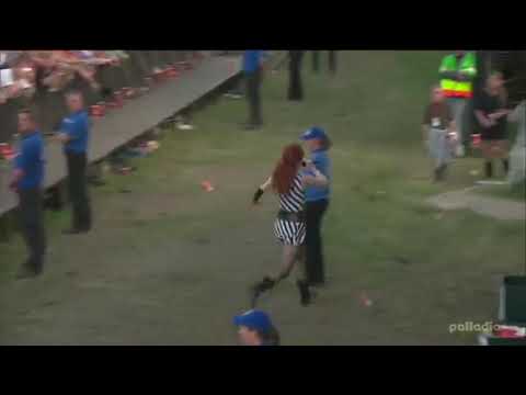 Shirley Manson singing "Push it" on key whilst sprinting