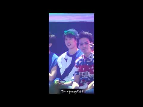 150811 Netease Music Battle 무대아래 SNH48팬을 따라하는 진영이Junior주니어