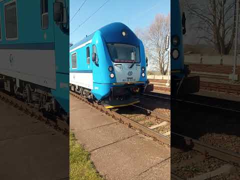 Odjezd lokomotivy eso s nákladními vagony a řídícího vozu Bfhpvee (Sysel)+2×bdmtee+lokomotiva 162