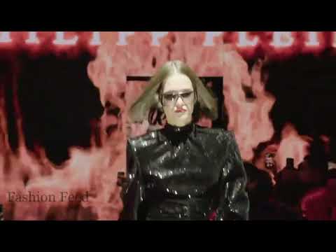 Models TRIP & stumble at Philipp Plein Fall/Winter 2022-23 (Milan Fashion Week)