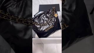 Download lagu Unboxing my CHANEL 22 SMALL HANDBAG 🥰 Instagram@samshamday  #chanel22bag #chanel mp3