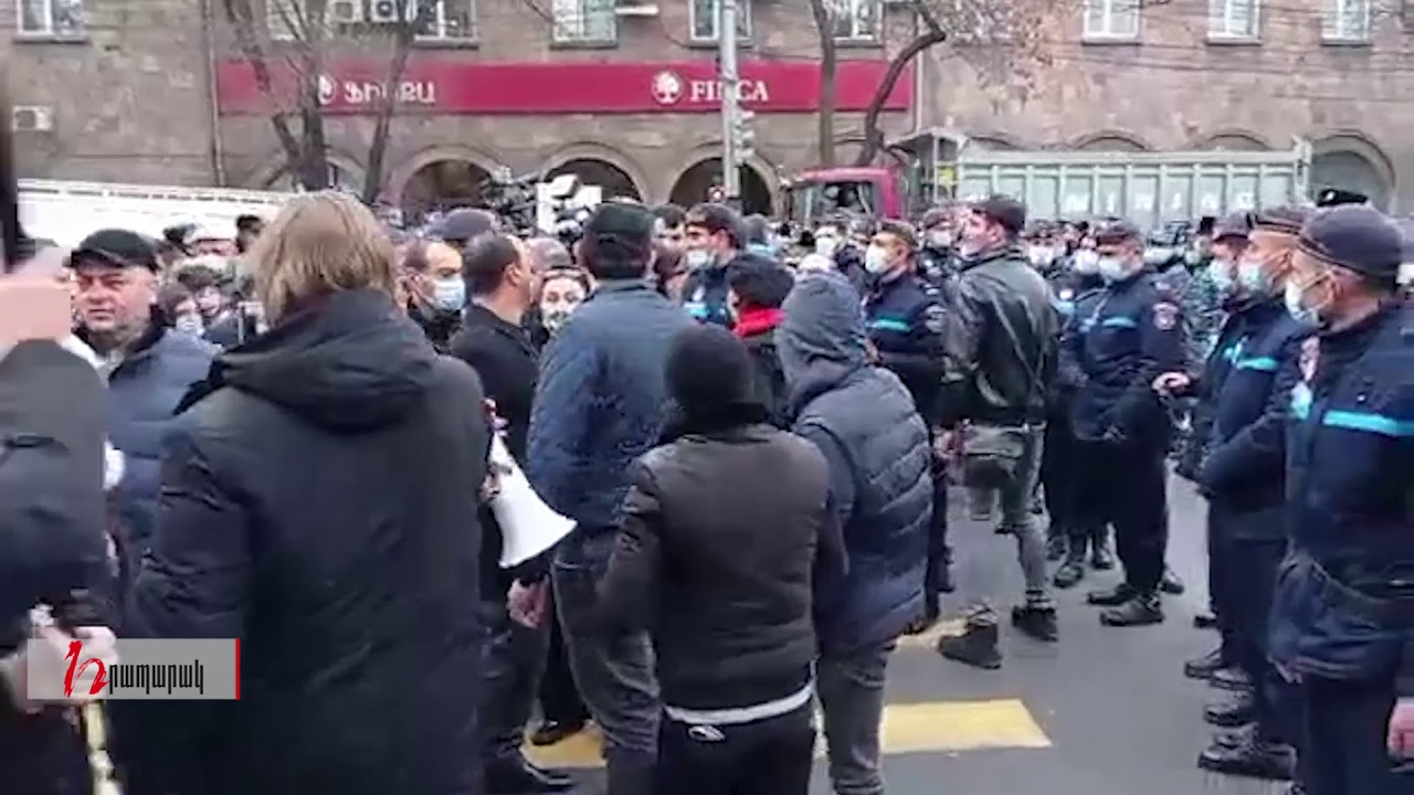 Նիկոլ, դավաճան.ցուցարարները մի պահ փակեցին փողոցը