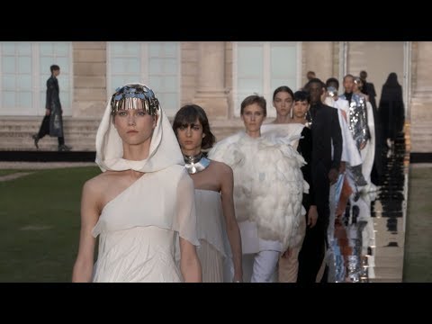 GIVENCHY Paris Haute Couture Fall/Winter 2018-19