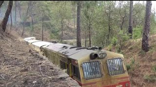 preview picture of video 'Kalka_Shimla_Express_(52453)_climbing_the_Sonwara_Loop'