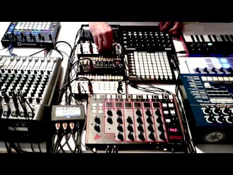 130 bpm  dark techno live performance