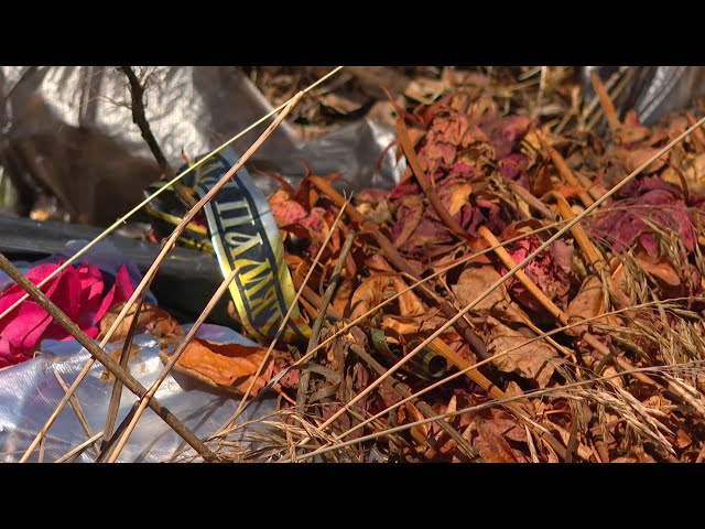 Могилы среди мусора